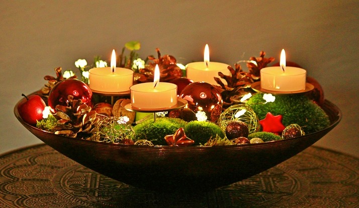 Christmas Holiday Bath and Shower Decor Ideas: Ornament candle centerpiece