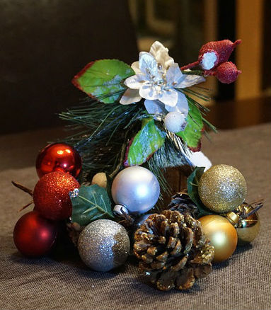 Christmas Holiday Bath and Shower Decor Ideas: Ornament centerpiece