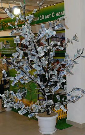 Fun and Creative Ways to Gift Cash: Tree present